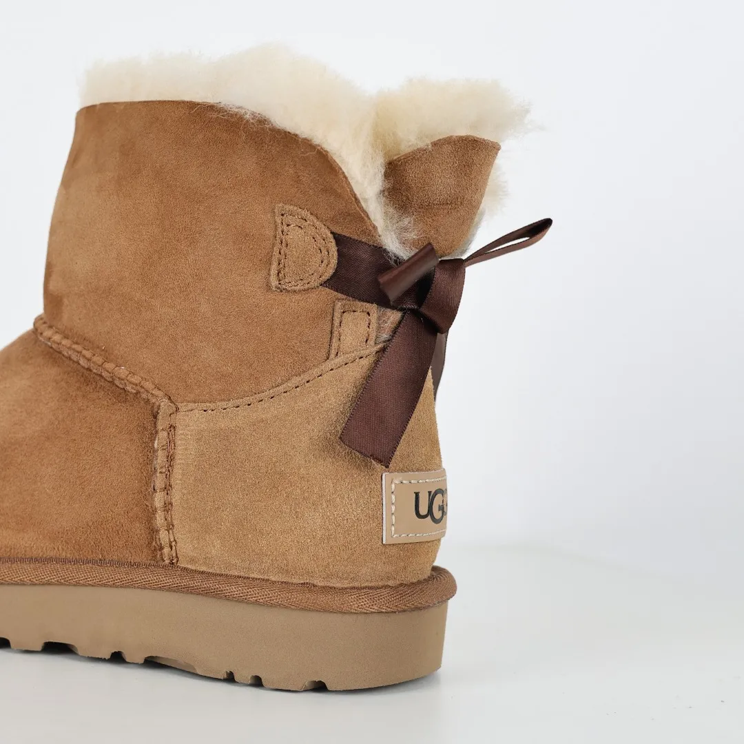 Pick up locally 💰560 The core recommendation is good price UGG bailey MiNi bow 2.0 series Xiaohongshu hot model Henan Longfeng leather production Sheepskin and fur integration Top quality in the market Waterproof upper material 2-3 cm cashmere insole to keep warm in winter and suitable for home use UUG launches a style series in the new year, partially skewed toward the preferences of young consumers, and also at the forefront of fashion trends Shoe body material Water-repellent coated suede upper 17mm UGGPURE™ implanted wool insole Lightweight non-slip comfortable rubber outsole With brand LOGO Trademark Comes with full packaging Size: 35 36 37 38 39 40